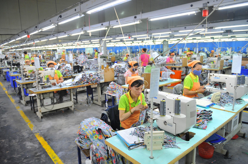 Hoạt động sản xuất sản phẩm may mặc tại Công ty TNHH may Nien Hsing, khu công nghiệp Khánh Phú, xã Khánh Phú, huyện Yên Khánh, tỉnh Ninh Bình. (Ảnh: Minh Đức/TTXVN)