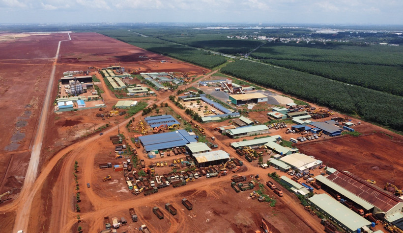 Khu lán trại, tập kết máy móc, phương tiện phục vụ san nền sân bay Long Thành. (Ảnh: TTXVN phát)