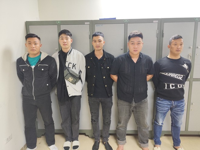 Các đối tượng tại cơ quan Công an. (Ảnh Công an thành phố Hà Nội cung cấp)