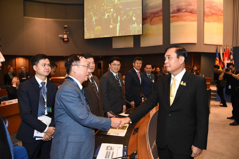 Thượng tướng Nguyễn Văn Thành và Thủ tướng Thái Lan Prayut Chan-ocha. (Ảnh: Sơn Nam/Vietnam+)