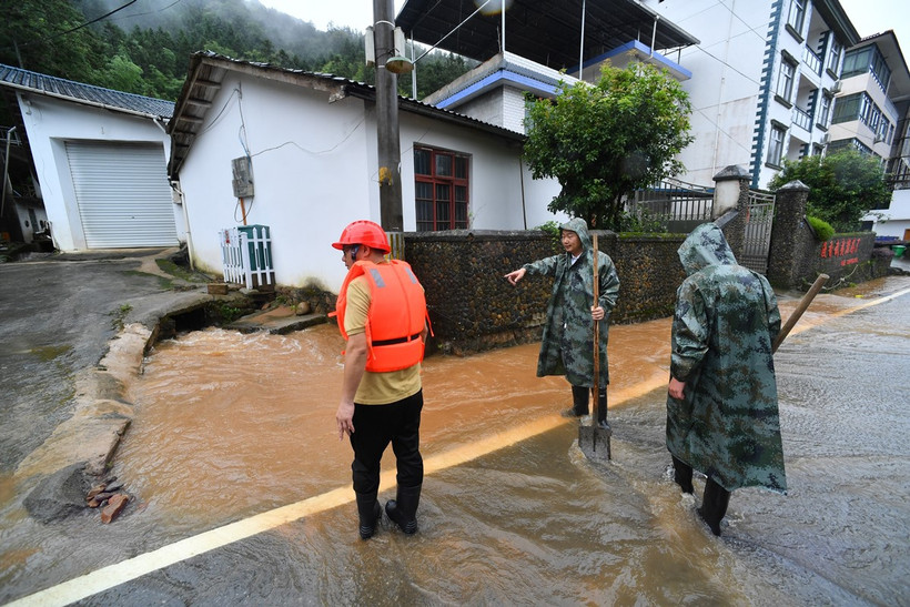 Lực lượng cứu hộ làm nhiệm vụ tại khu vực ngập lụt do mưa lớn ở thị trấn Nam Bình, tỉnh Phúc Kiến, Trung Quốc ngày 16/6/2024. (Ảnh: THX/TTXVN)