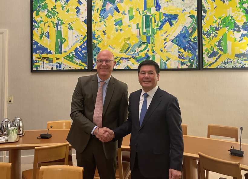 Bộ trưởng Nguyễn Hồng Diên tiếp lãnh đạo một số tập đoàn lớn của Pháp bên lề các hoạt động của Diễn đàn Đông Nam Á tại Thượng viện Pháp. (Ảnh: Nguyễn Thu Hà/TTXVN)