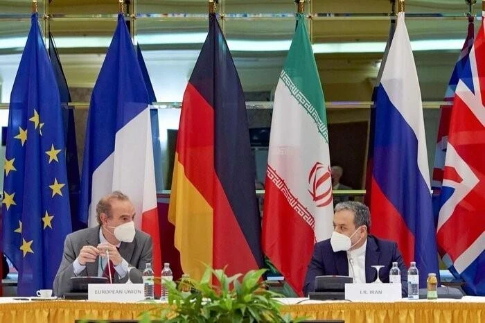 Thứ trưởng Ngoại giao đồng thời là Trưởng đoàn đàm phán hạt nhân của Iran, ông Abbas Araqchi (phải), tại cuộc đàm phán của Ủy ban chung giám sát JCPOA ở Vienna, Áo. (Ảnh: IRNA/TTXVN)