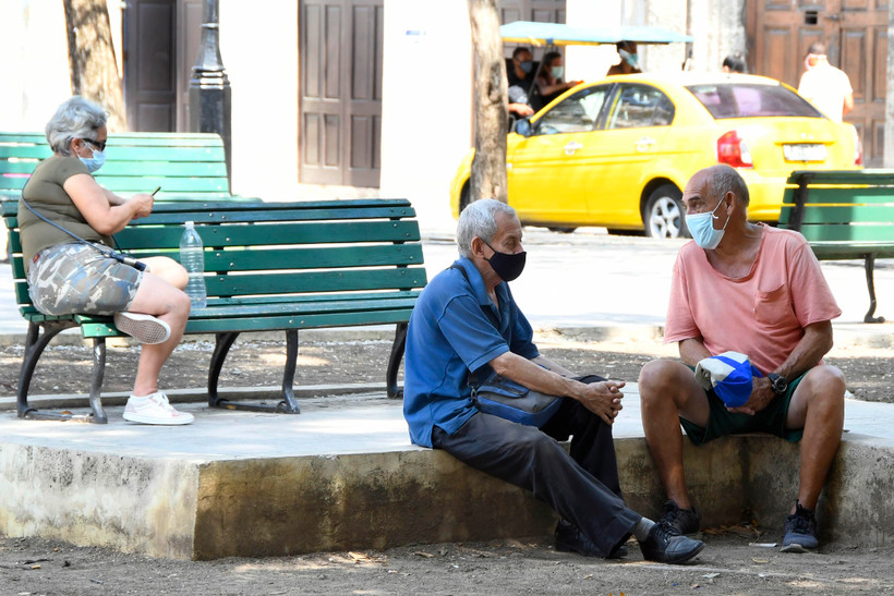 Người dân đeo khẩu trang phòng dịch COVID-19 tại La Habana, Cuba ngày 29/5/2021. (Ảnh: THX/TTXVN)