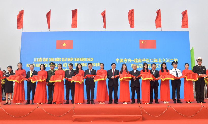 Đại diện lãnh đạo hai tỉnh Quảng Ninh (Việt Nam) và Quảng Tây (Trung Quốc) cắt băng khởi động công năng xuất nhập cảnh hành khách qua Cửa khẩu Quốc tế Móng Cái (khu vực cầu Bắc Luân 2). (Ảnh: Thanh Vân/TTXVN) 