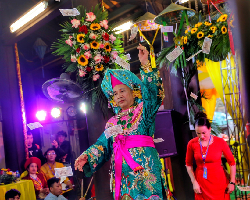 Đại đức Thích Tâm Kiên thực hành Tín ngưỡng thờ Mẫu với giá hầu Chầu Nhị tại chương trình Giao lưu Thực hành tín ngưỡng thờ Mẫu. (Ảnh: Tuấn Đức/TTXVN) 