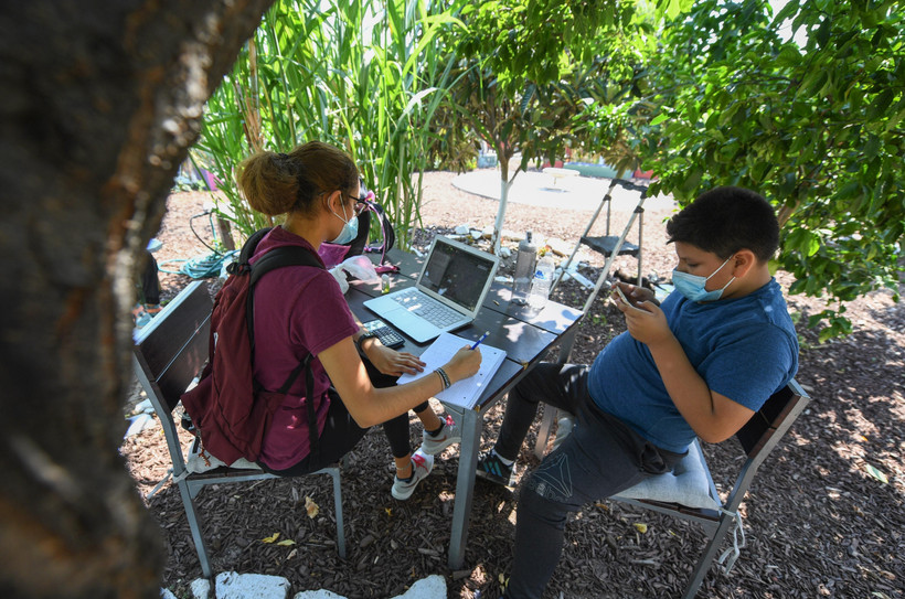 Học sinh học trực tuyến do các trường học đóng cửa vì dịch COVID-19 tại Los Angeles, California, Mỹ, ngày 14/8/2020. (Ảnh: AFP/TTXVN)