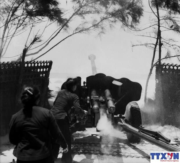 'Nữ pháo binh Ngư Thủy.' Nữ dân quân pháo binh Ngư Thủy (Quảng Bình) bắn cháy tàu chiến Mỹ trong trận đánh chiều 7/2/1967. (Ảnh: Lương Nghĩa Dũng/TTXVN).