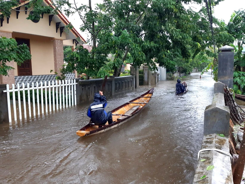 Nhiều tuyến đường ở huyện Quảng Điền, Thừa Thiên-Huế bị ngập sâu. (Ảnh: TTXVN phát)
