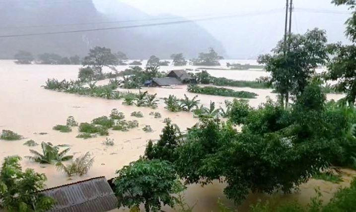 Nhiều nhà dân tại xã Trường Sơn, huyện Quảng Ninh, tỉnh Quảng Bình bị ngập trong nước lũ. (Ảnh: Võ Dung/TTXVN)