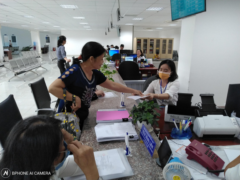 Người dân nộp hồ sơ làm thủ tục tư pháp tại Trung tâm Phục vụ hành chính công tỉnh Tiền Giang. (Ảnh: Minh Hưng/TTXVN)