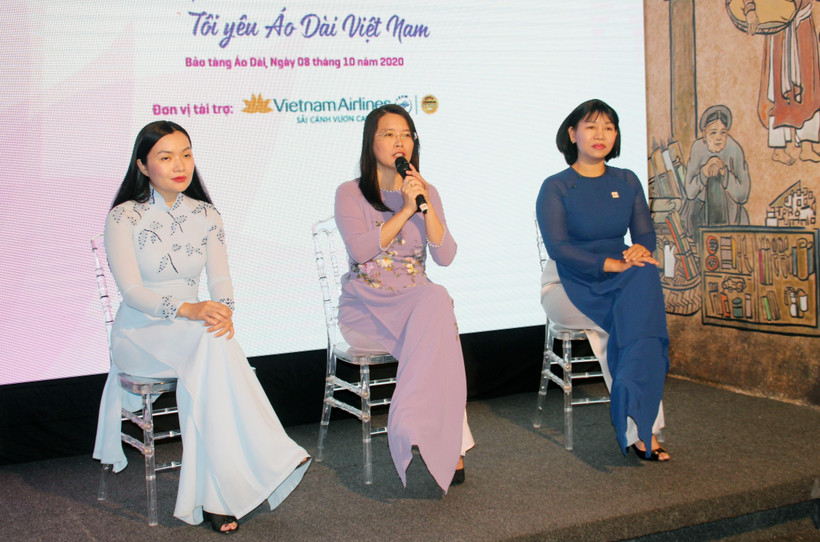 Đại diện Ban tổ chức Lễ hội Áo dài Thành phố Hồ Chí Minh lần thứ 7 - năm 2020 tại buổi công bố thông tin. (Ảnh: Mỹ Phương/TTXVN)