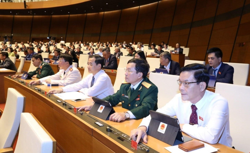 Các đại biểu Quốc hội biểu quyết thông qua Luật sửa đổi, bổ sung một số điều của Luật Tổ chức Quốc hội. (Ảnh: Văn Điệp/TTXVN)