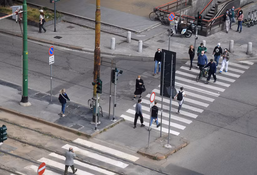 Người dân di chuyển trên đường phố tại Milan, Italy, ngày 4/5/2020. (Ảnh: THX/TTXVN)