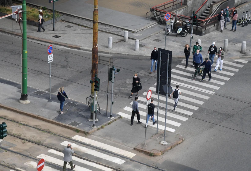 Người dân di chuyển trên đường phố tại Milan, Italy, ngày 4/5/2020. (Ảnh: THX/TTXVN)