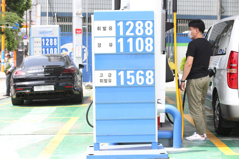 Giá xăng dầu được niêm yết tại trạm xăng ở Seoul, Hàn Quốc. (Ảnh: Yonhap/ TTXVN)