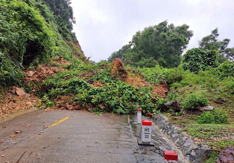 Một vị trí đất đá sạt lở gây ách tắc giao thông trên địa bàn tỉnh Quảng Bình. (Ảnh: TTXVN phát)