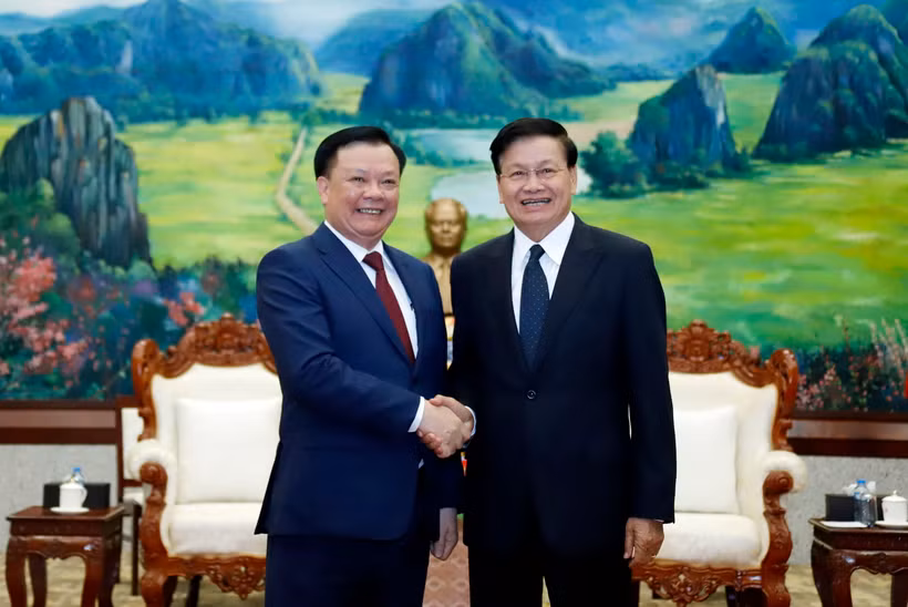 Tổng Bí thư, Chủ tịch nước Lào Thongloun Sisoulith chào đón đồng chí Đinh Tiến Dũng cùng Đoàn đến chào xã giao. (Ảnh: Phạm Kiên/TTXVN)