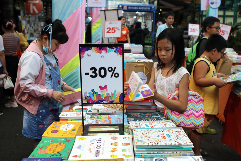 Thiếu nhi thành phố tham quan hội sách với chủ đề “Mở trang sách – Vẽ ước mơ”. (Ảnh: Thanh Vũ/TTXVN)