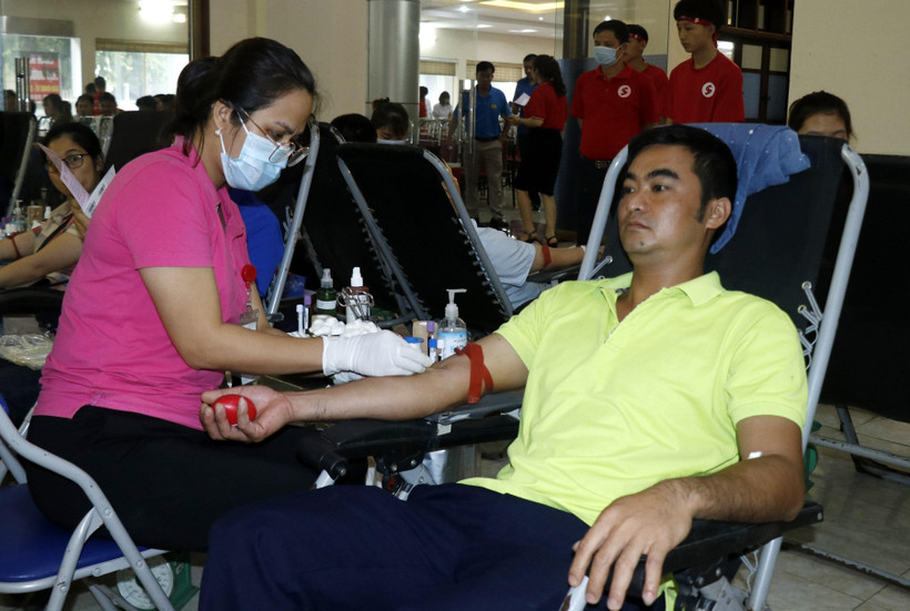 Người dân thành phố Lào Cai tham gia hiến máu tình nguyện tại Chương trình. (Ảnh: Quốc Khánh/TTXVN)