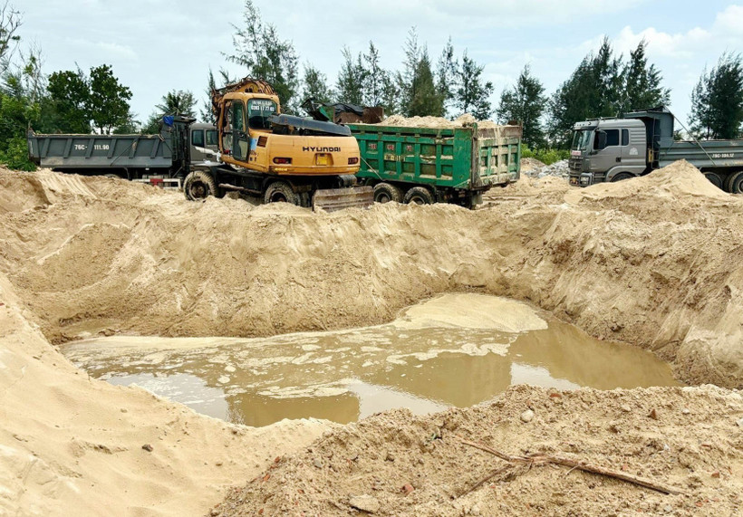 Một vụ khai thác cát vi phạm pháp luật (Ảnh minh họa: TTXVN)