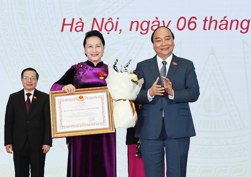 Thủ tướng Nguyễn Xuân Phúc trao Huân chương Đại đoàn kết dân tộc cho Chủ tịch Quốc hội Nguyễn Thị Kim Ngân. (Ảnh: Trọng Đức/TTXVN)
