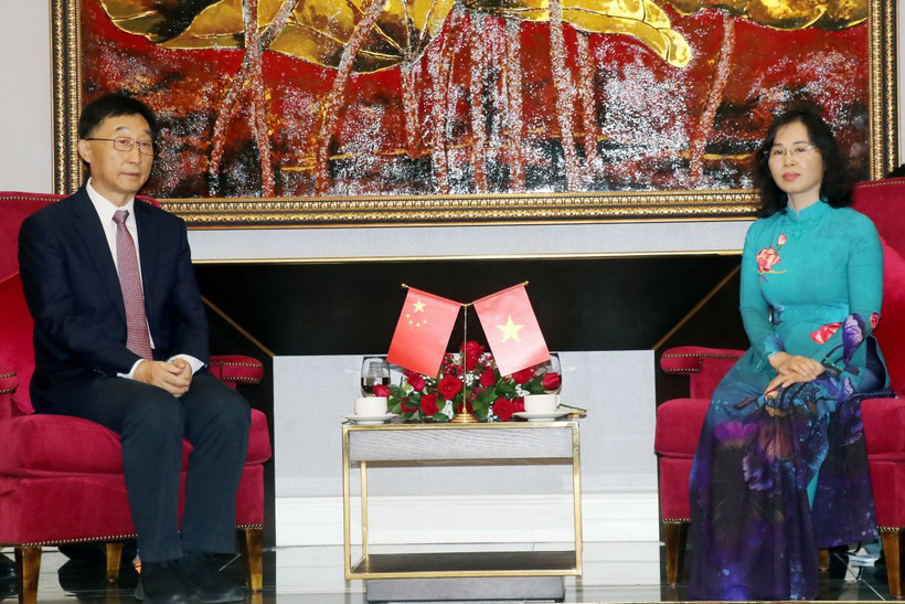 Bí thư Khu ủy Quảng Tây Lưu Ninh (trái) và Phó Bí thư Tỉnh ủy Quảng Ninh Trịnh Thị Minh Thanh. (Ảnh: Văn Đức/TTXVN)