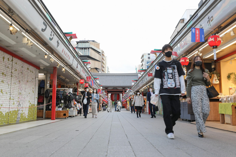 Người dân đeo khẩu trang phòng dịch COVID-19 tại Tokyo, Nhật Bản, ngày 12/4/2021. (Ảnh: THX/ TTXVN)