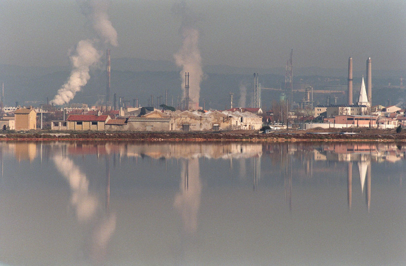 Khói bốc lên từ một nhà máy ở Berre-l'Etang, Pháp. (Ảnh: AFP/TTXVN)