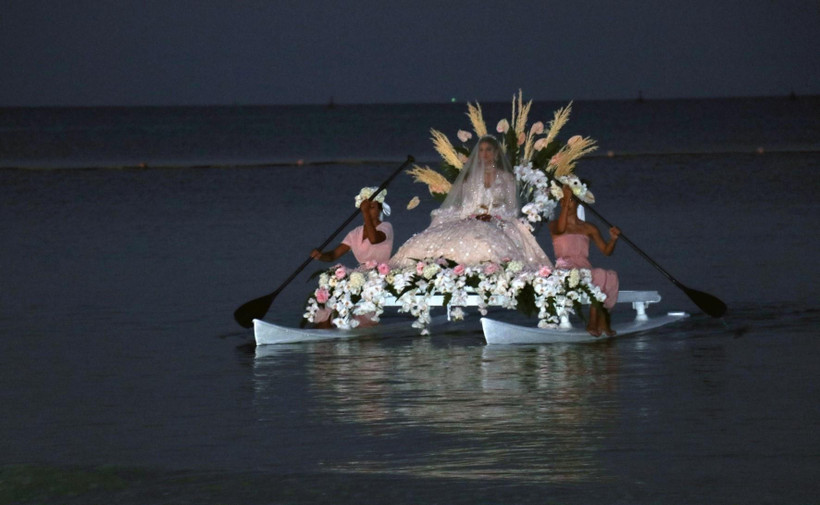 Cô dâu trên thuyền từ ngoài biển khơi tiến vào bờ trong nghi lễ đám cưới. (Ảnh: Lê Huy Hải/TTXVN)