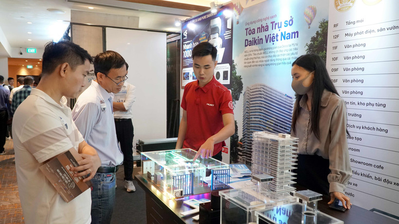 Các đại biểu tham quan các sản phẩm, dịch vụ Công trình Xanh trong khuôn khổ Tuần lễ Công trình Xanh Việt Nam 2023. (Ảnh: Văn Phúc/TTXVN) 