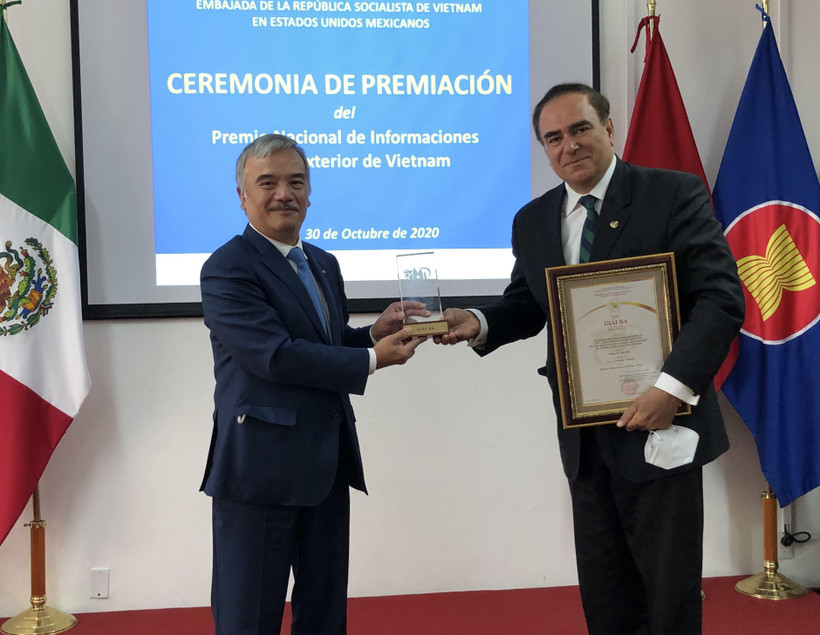 Đại sứ Nguyễn Hoài Dương trao giải cho ông Mouris Salloum George, Chủ tịch Câu lạc bộ Tiếng nói các nhà báo và Tổng biên tập Tạp chí Voces của Mexico. (Ảnh: Việt Hùng/TTXVN)