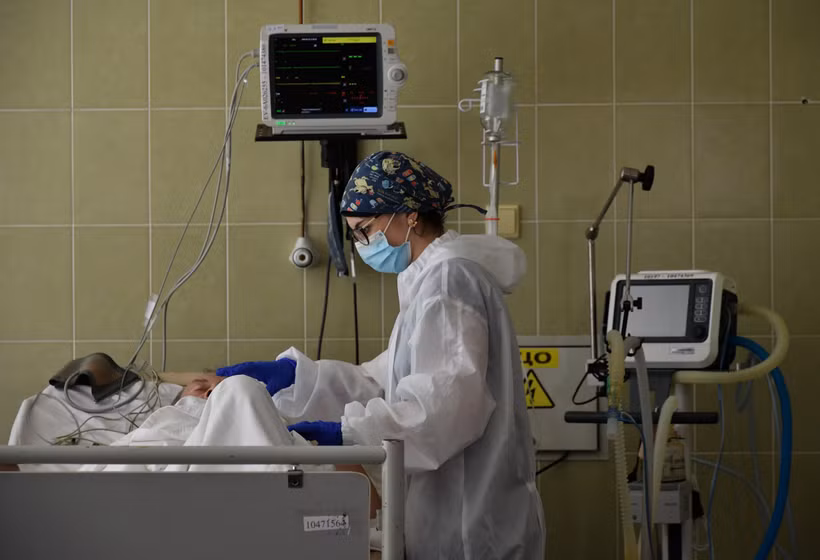 Nhân viên y tế điều trị cho bệnh nhân mắc COVID-19 tại một bệnh viện ở Lviv, Ukraine. (Ảnh: AFP/TTXVN)