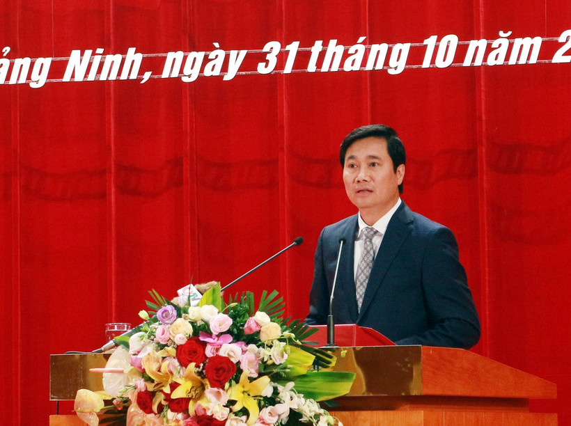 Ông Nguyễn Tường Văn, Chủ tịch UBND tỉnh Quảng Ninh nhiệm kỳ 2016-2021 phát biểu nhận nhiệm vụ. (Ảnh: Đức Hiếu/TTXVN)