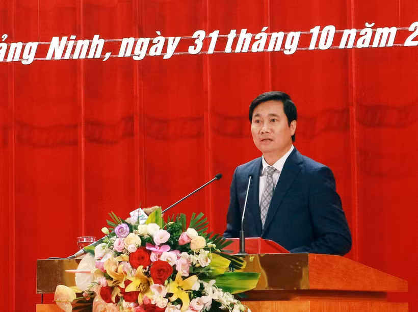 Ông Nguyễn Tường Văn, Chủ tịch UBND tỉnh Quảng Ninh nhiệm kỳ 2016-2021 phát biểu nhận nhiệm vụ. (Ảnh: Đức Hiếu/TTXVN)