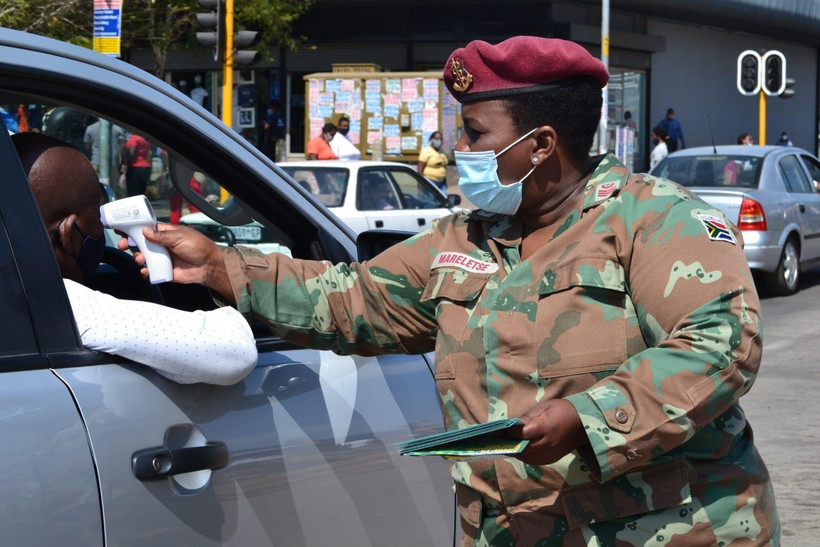 Quân đội Nam Phi đo thân nhiệt cho lái xe tại tỉnh Gauteng, Nam Phi. (Ảnh: Phi Hùng/TTXVN)