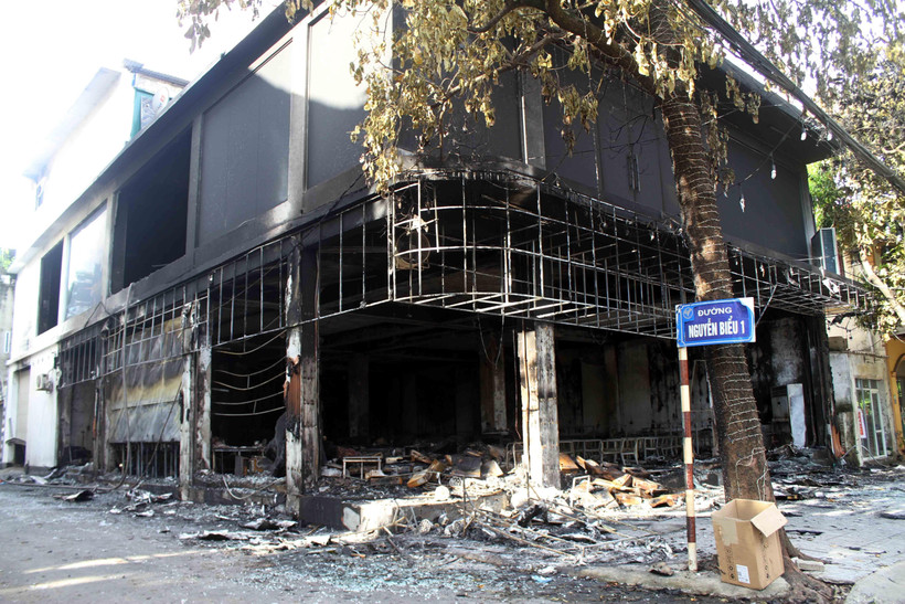 Phòng trà hai tầng bị thiêu rụi hoàn toàn sau vụ cháy. (Ảnh: Tá Chuyên/TTXVN)