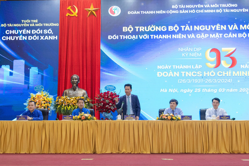 Bộ trưởng Bộ Tài nguyên và Môi trường đối thoại với thanh niên bộ nhân dịp Kỷ niệm 93 năm thành lập Đoàn Thanh niên Cộng sản Hồ Chí Minh. (Ảnh: Thanh Thảo/Vietnam+)