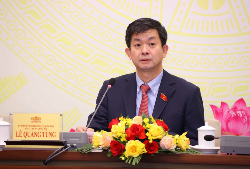 Tổng Thư ký Quốc hội, Chủ nhiệm Văn phòng Quốc hội Lê Quang Tùng chủ trì họp báo công bố kết quả Kỳ họp thứ 8, Quốc hội khóa XV. (Ảnh: Văn Điệp/TTXVN)