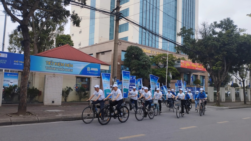 Cán bộ, người lao động Sở Công Thương Hải Dương và Công ty TNHH Một thành viên Điện lực Hải Dương tham gia diễu hành trên các tuyến phố hưởng ứng chiến dịch Giờ Trái đất năm 2024. (Ảnh: Mạnh Minh/TTXVN)