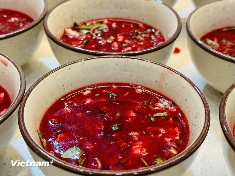 Ăn tiết canh là một trong những nguyên nhân gây ra bệnh liên cầu lợn. (Nguồn: Vietnam+)