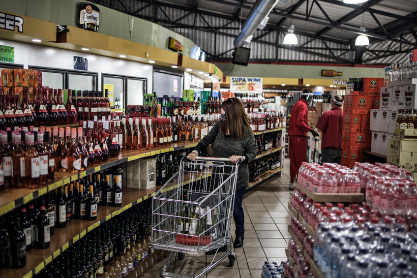 Một cửa hàng bán đồ uống tại Johannesburg, Nam Phi ngày 1/6/2020. (Ảnh: AFP/TTXVN)
