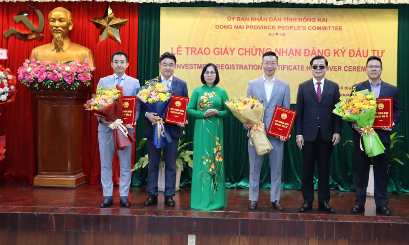 Ủy ban Nhân dân tỉnh Đồng Nai trao giấy chứng nhận đăng ký đầu tư cho các doanh nghiệp. (Ảnh: Công Phong/TTXVN)