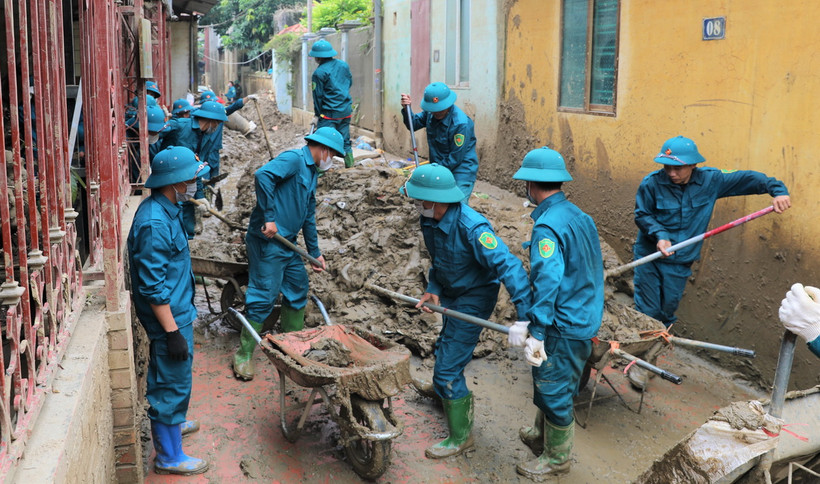 Lực lượng dân quân tự vệ huyện Mù Cang Chải và Văn Chấn tham gia khắc phục hậu quả bão số 3. (Ảnh: Tuấn Anh/TTXVN)
