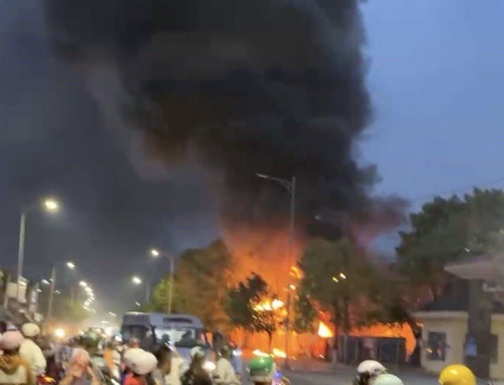 Bình Thuận: Cháy lớn tại kho tạm giữ xe môtô vi phạm, 200 xe bị thiêu rụi