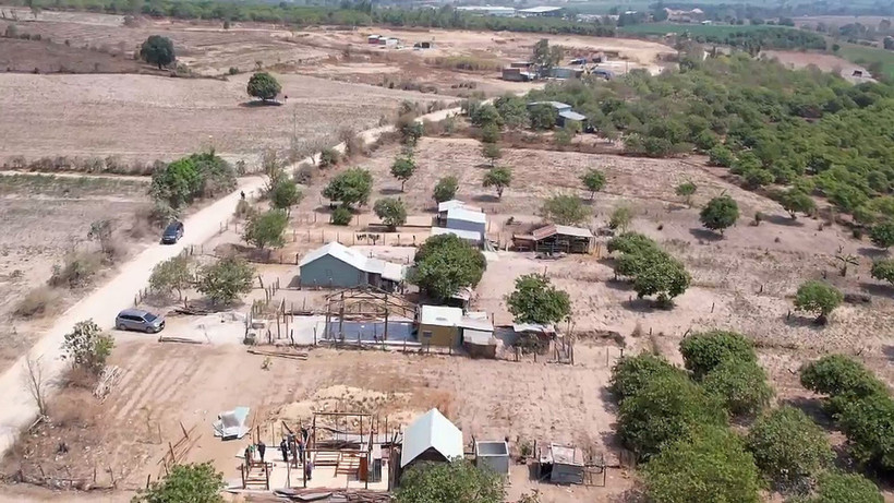 Khu vực đất bị các hộ dân lấn chiếm để xây nhà ở trái phép. (Ảnh: Hoài Nam/TTXVN)