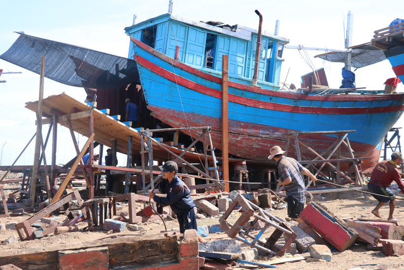 Ngư dân tháo dỡ một phần thân tàu cá dưới 15m để cải hoán dài trên 15m tại khu kéo, sửa chữa tàu ở cảng cá Đông Tác, phường Phú Đông, thành phố Tuy Hòa. (Ảnh: Phạm Cường/TTXVN)