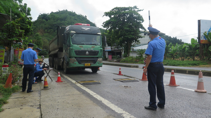 Thanh tra Giao thông - Xây dựng Lào Cai dừng phương tiện kiểm tra trên Quốc lộ 70. (Ảnh minh họa: Hồng Ninh/TTXVN)