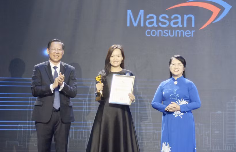 Đại diện doanh nghiệp nhận vinh danh Thương hiệu Vàng Thành phố Hồ Chí Minh tại sự kiện. (Ảnh: Mỹ Phương/TTXVN)