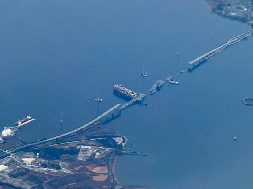 Hiện trường vụ sập cầu Francis Scott Key ở thành phố Baltimore, bang Maryland (Mỹ), sau khi bị tàu chở hàng đâm trúng, ngày 31/3/2024. (Ảnh: AFP/TTXVN)